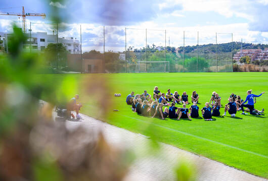 Plagers of Norway gather around head coach Gemma Grainger