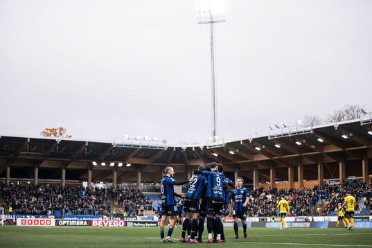 Sirius Henrik Rönnlöf Castegren jublar med lagkamrater