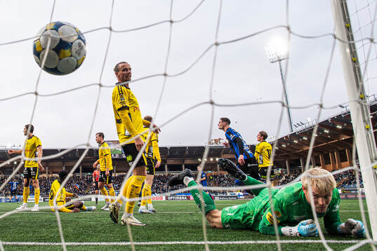Elfsborgs Niklas Hult och målvakt Isak Pettersson deppar