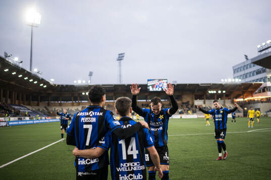 Sirius Leo Walta jublar med Henrik Rönnlöf Castegren
