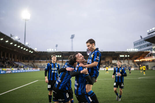 Sirius Henrik Rönnlöf Castegren och Leo Walta jublar