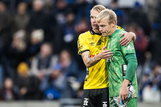 Elfsborgs Johan Larsson och målvakt Isak Pettersson deppar