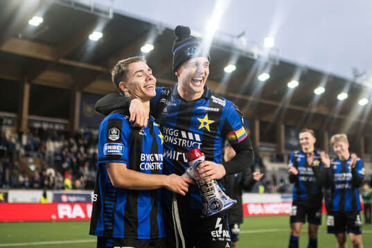 Sirius Leo Walta och Henrik Rönnlöf Castegren jublar