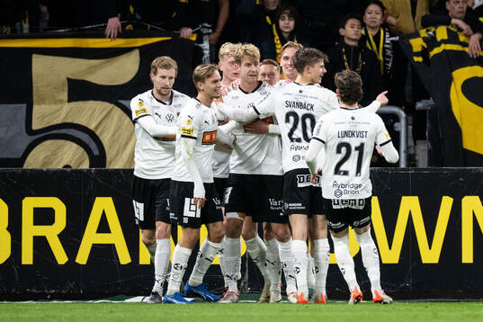 Häckens Filip Helander jublar med lagkamrater