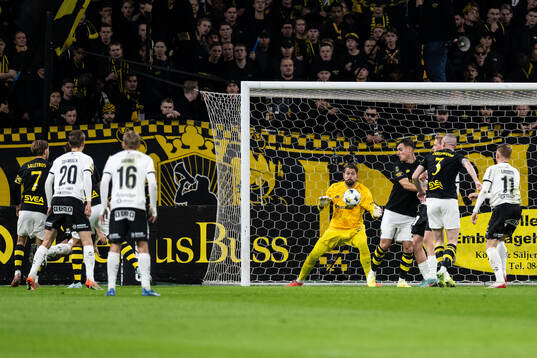 Häckens Filip Helander gör 0-1 bakom AIKs målvakt