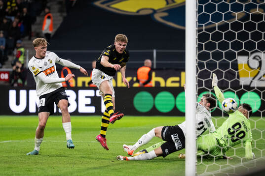AIKs Erik Hovden Flataker gör 1-1 bakom Häckens målvakt