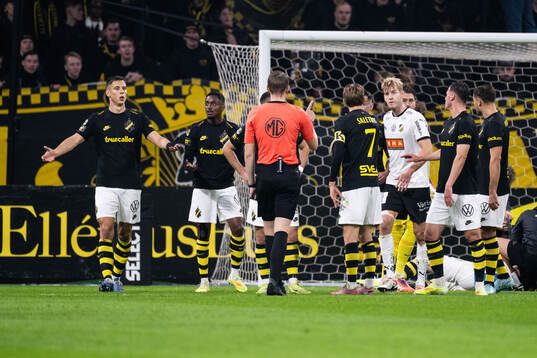 AIKs Filip Benkovic reagerar mot domare Oscar Johnson