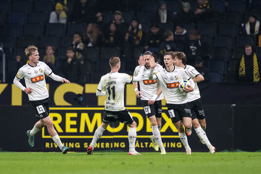 Häckens Adrian Svanbäck jublar med lagkamrater