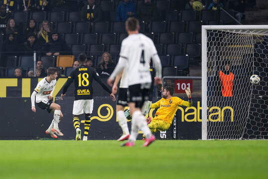 Häckens Adrian Svanbäck gör 2-2 bakom AIKs målvakt