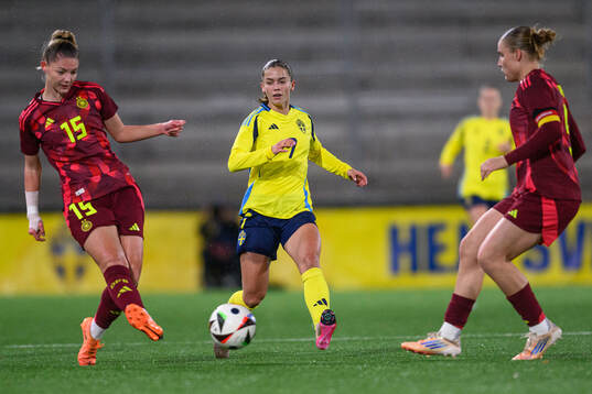 Julia Landenberger of Germany and Johanna Renmark of Sweden