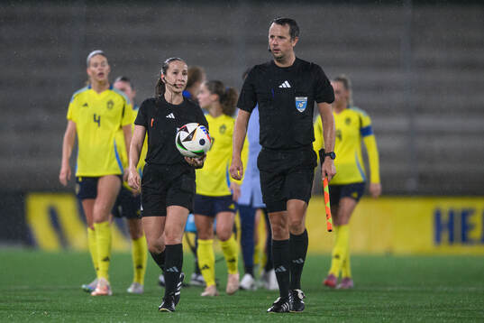 Referee Selma Griberg and assistant referee Magnus