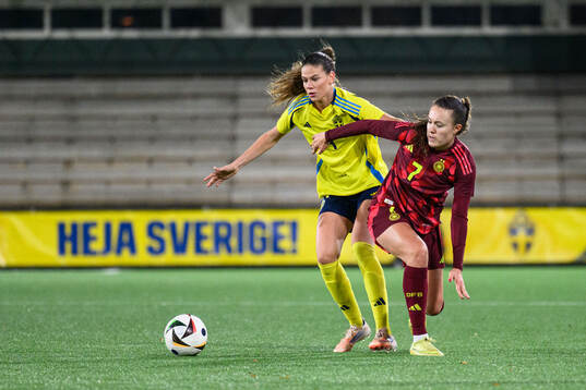 Bella Andersson of Sweden and Mara Alber of Germany