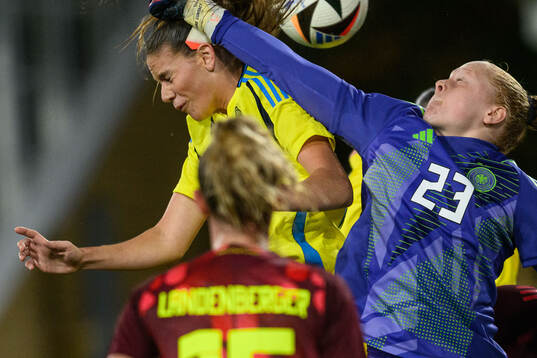 Bella Andersson of Sweden and Goalkeeper Thea Farwick of