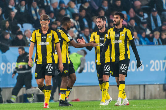 Hammarbys Nahir Besara jublar med lagkamrater