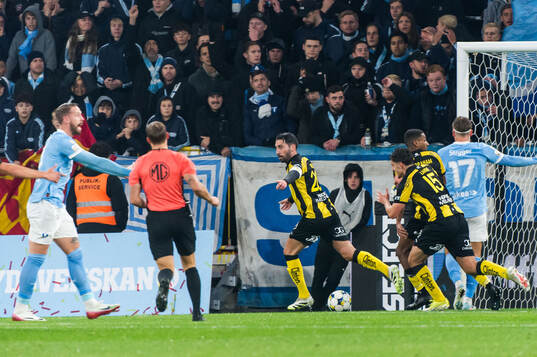 Hammarbys Nahir Besara jublar