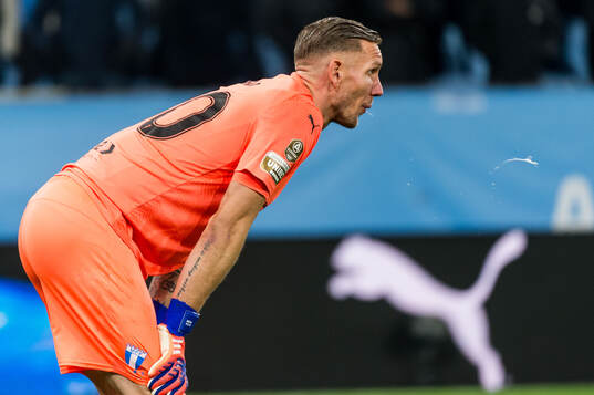 Malmö FFs målvakt Robin Olsen deppar
