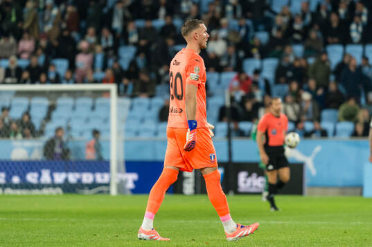 Malmö FFs målvakt Robin Olsen deppar
