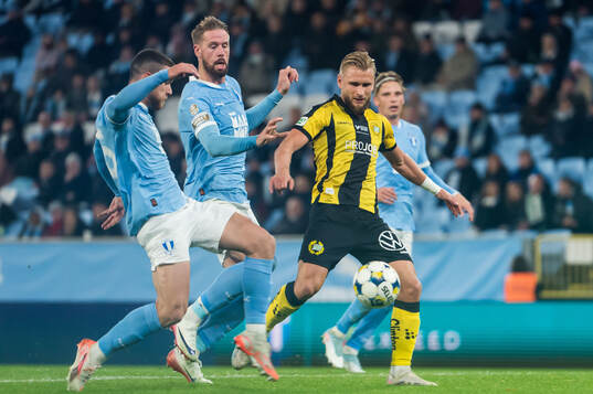 Malmö FFs Gabriel Busanello och Pontus Jansson mot