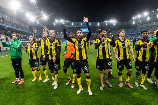 Hammarbys Nahir Besara jublar med lagkamrater