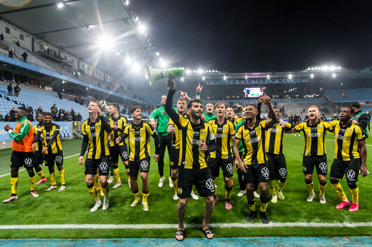 Hammarbys Montader Madjed jublar med lagkamrater