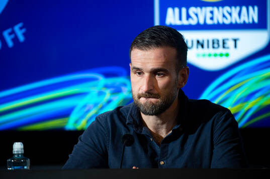 Malmö FFs huvudtränare Anes Mravac på en presskonferens