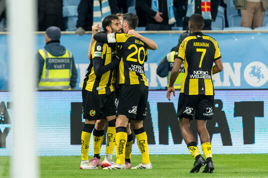 Hammarbys Montader Madjed och Nahir Besara jublar