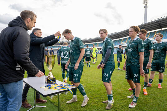 IFK Göteborgs sportchef Hannes Stiller delar ut medaljer