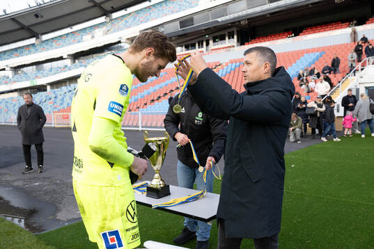 Halmstads målvakt Tim Rönning får sin medalj av IFK
