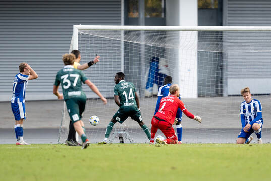 Halmstads Blair Sebastian Turgott gör 1-2