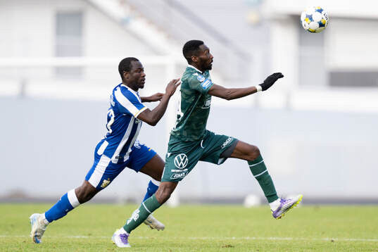 IFK Göteborgs Saidou Alioum och Halmstads Blair Sebastian