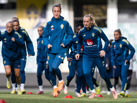 Julia Zigiotti Olme and Stina Blackstenius of the Swedish