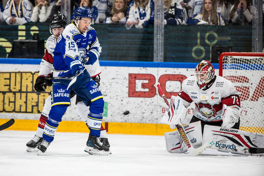 Leksands Max Veronneau och Malmö Redhawks målvakt Daniel