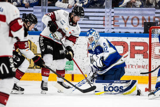Malmö Redhawks Carl Persson och Leksands målvakt Jakob