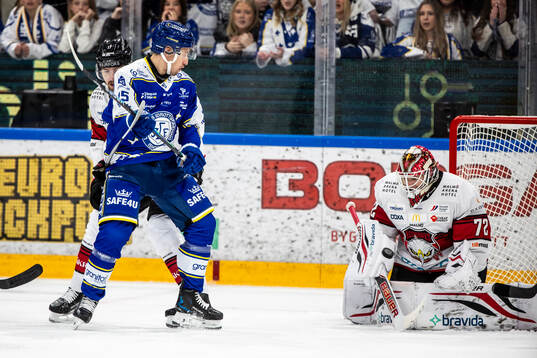 Leksands Max Veronneau och Malmö Redhawks målvakt Daniel