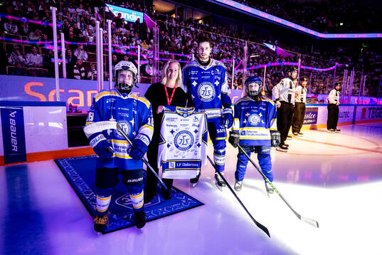 Leksands Peter Cehlarik och kvällens matchvärd och