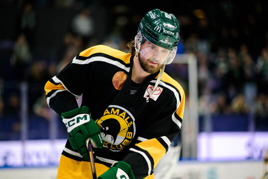 Färjestads Linus Johansson bär en Åmåls hockeyklubb