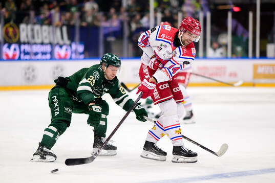 Färjestads Oskar Steen och Timrås Emil Pettersson