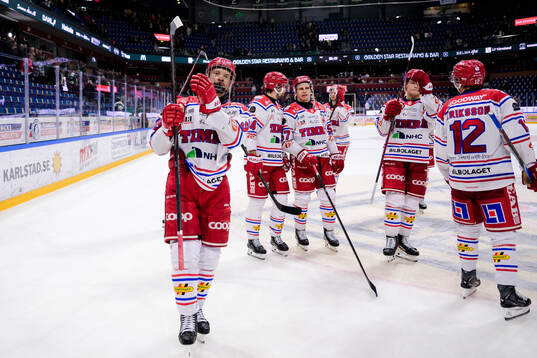Timrås Didrik Strömberg jublar med lagkamrater