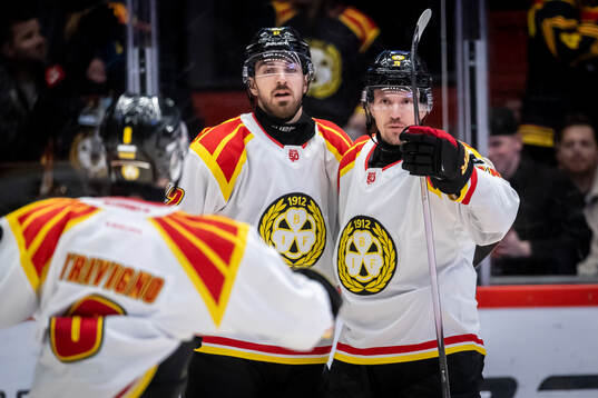 Brynäs Johannes Kinnvall jublar vid 1-0 med Jack Kopacka