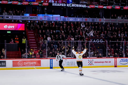 Brynäs Johannes Kinnvall jublar vid 0-2
