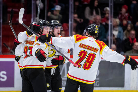 Brynäs Anton Rödin jublar vid 2-3