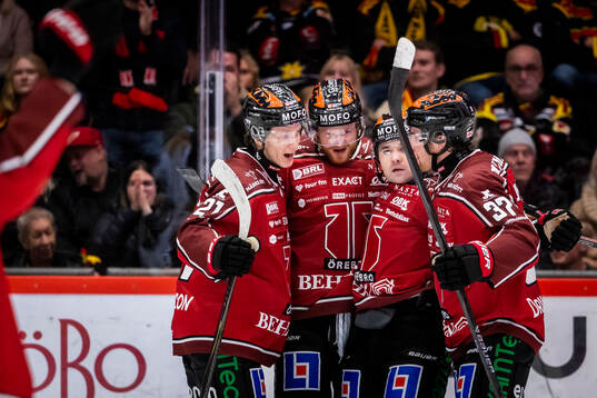 Örebros Linus Arnesson och David Quenneville jublar vid 2-2