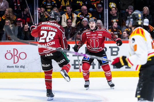Örebros Linus Arnesson och David Quenneville jublar vid 2-2