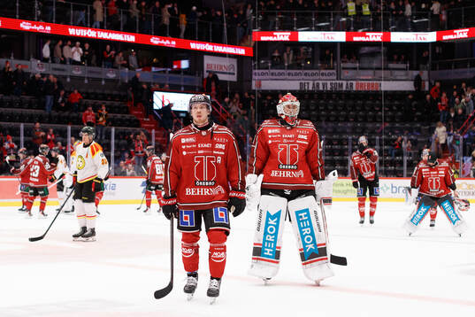 Örebros Kalle Kossila och målvakt Jonas Arntzen deppar