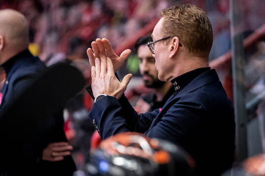 Örebros tränare Niklas Eriksson tar time out