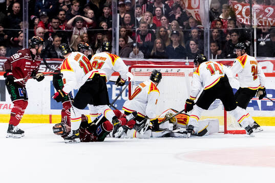 Kamp framför Brynäs målvakt Damian Clara