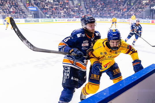Växjös Petter Granberg tacklar Djurgårdens Viggo Björck