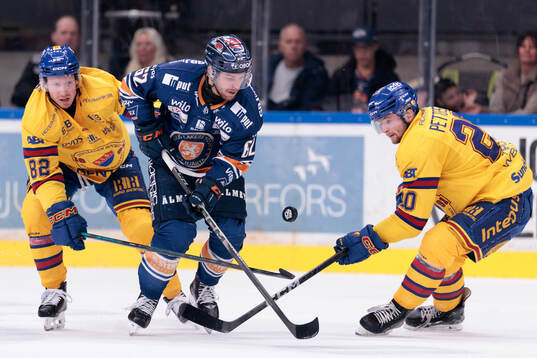Växjös Manuel Ågren i en kamp mot Djurgårdens Colby
