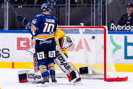 Växjös Eemeli Suomi när Växjö gör mål 2-2