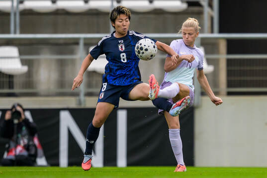 Kiko Seike of Japan and Justine Kielland of Norway